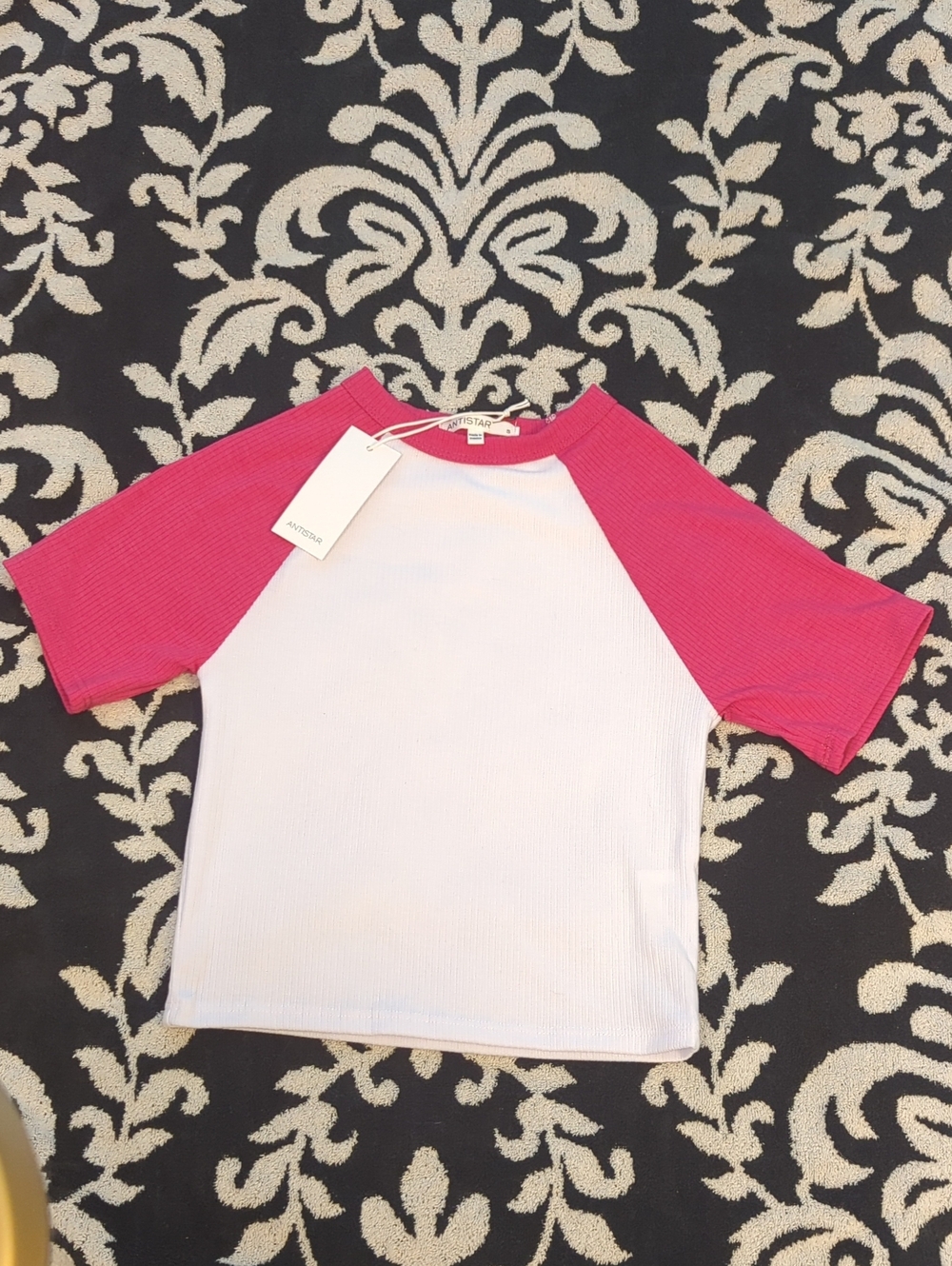 NWT Ribbed Raglan Crop Top in White and Hot Pink - S Baby Baseball Tee Baddie